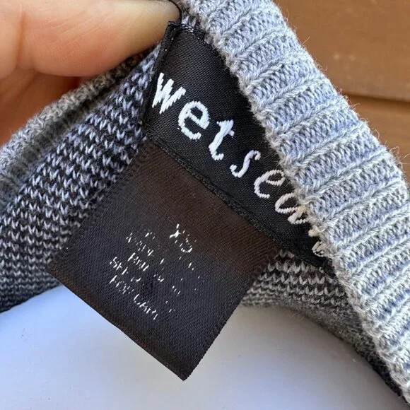 Wet Seal Womens XS Gray & Black Star Print Long Sleeve Knit Sweater - Picture 2 of 8